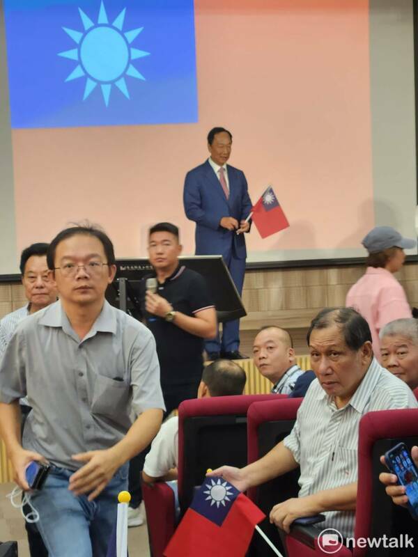 台灣基進高雄市黨部執行長楊佩樺鬧場吸引注意，使得台上的郭台銘顯得尷尬。 圖：黃建豪/攝