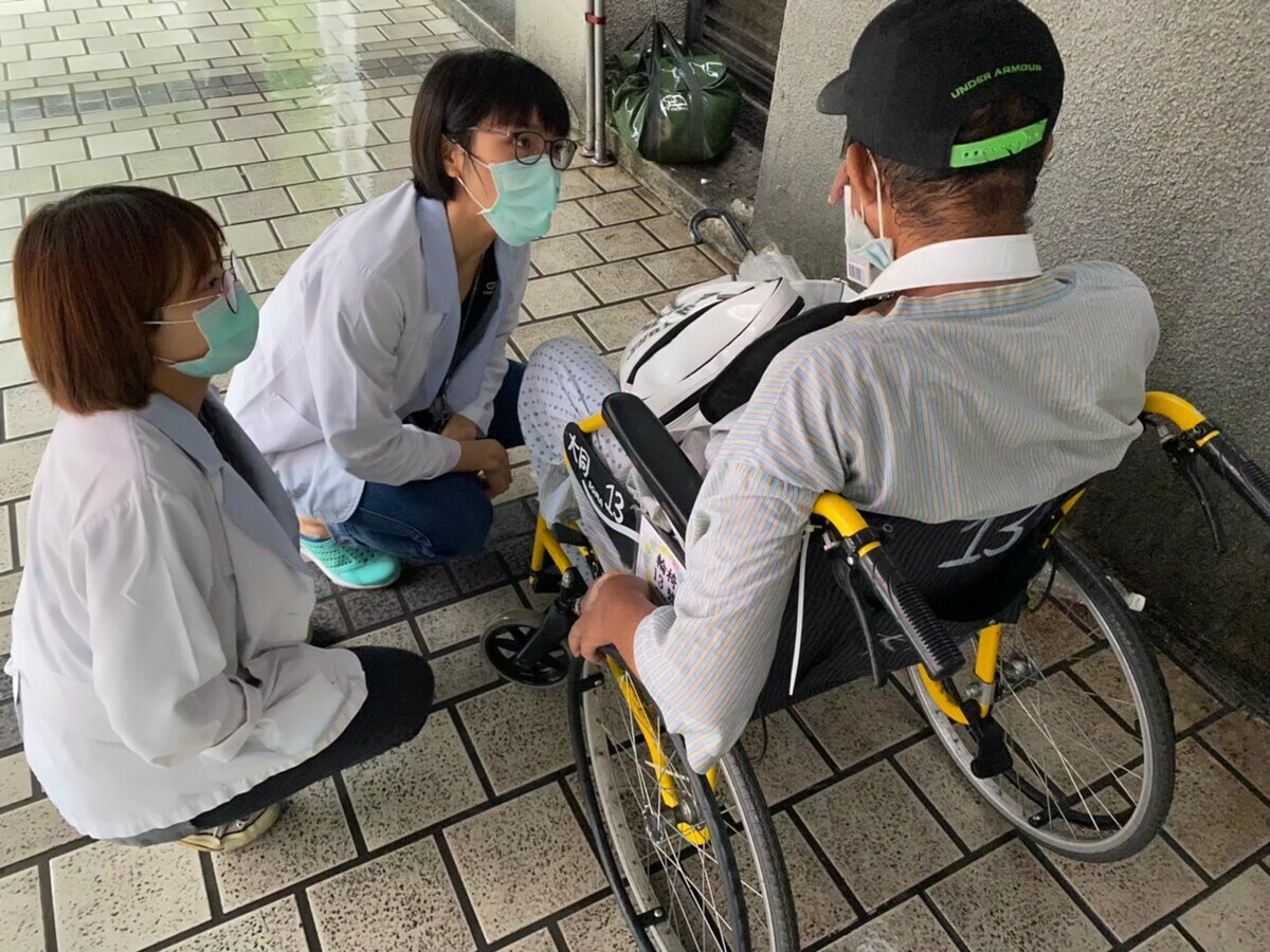 大同醫院社服室協助都市獨居長者。 圖：高雄市立大同醫院提供