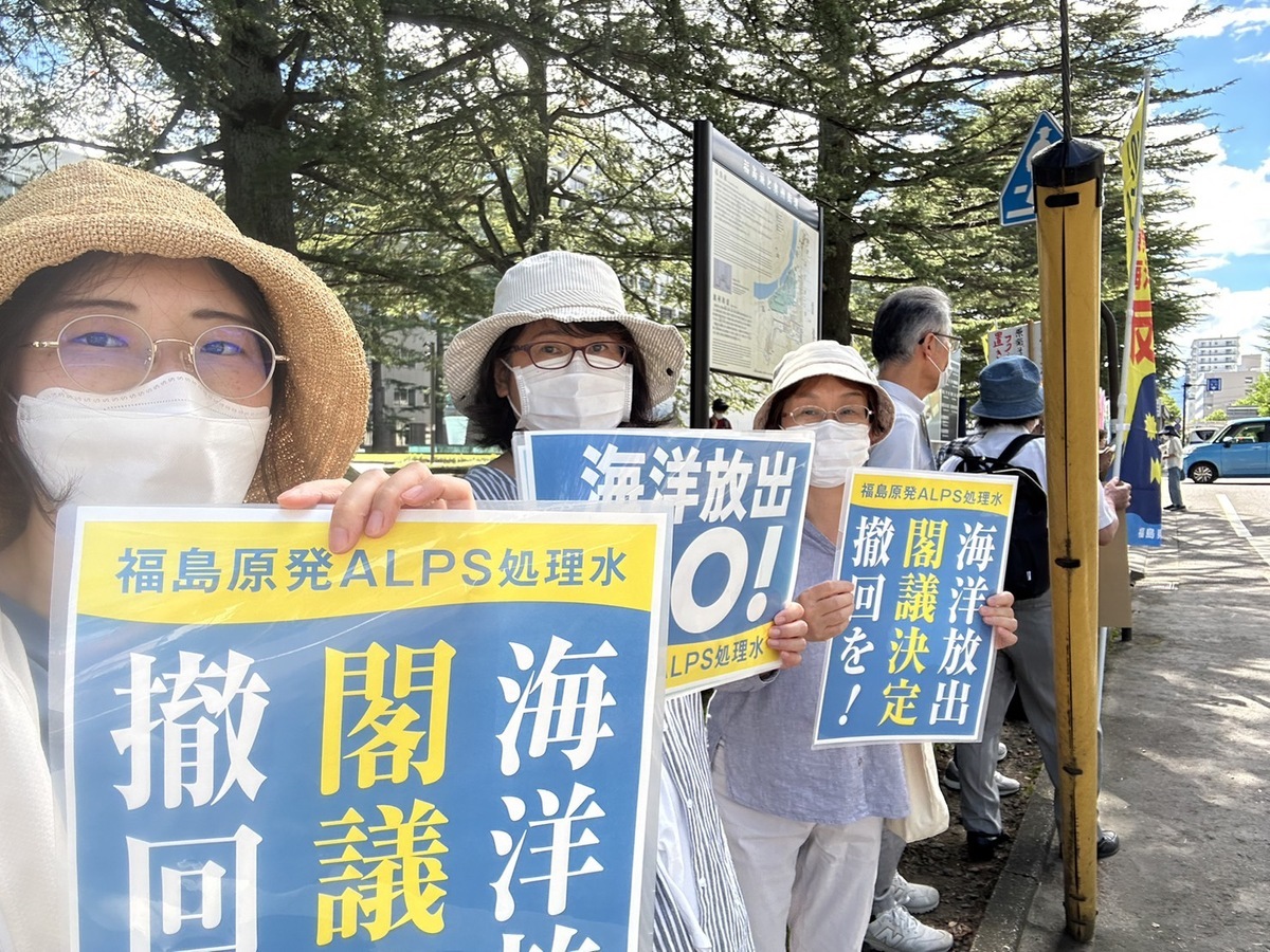 《共同社》報導，22 日當天約有逾 200 人參加抗議活動。民眾冒雨舉起「勿將污染水排放入海」等標語，並喊著「不容許倉促行動」的口號。 圖：擷取自「X」（原推特）@njwa_fukushima