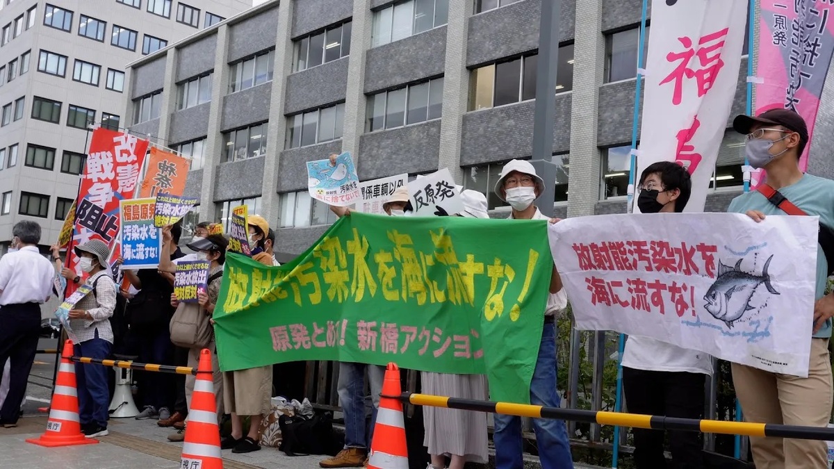 日本政府拍板，福島核電廠稀釋過後的百萬噸核廢水擬於明（24）日排入太平洋。有大批民眾聚集在首相官邸附近抗議，指控政府不願面對漁業界人士的心聲。 圖：擷取自「X」（原推特）@OurPlanetTV