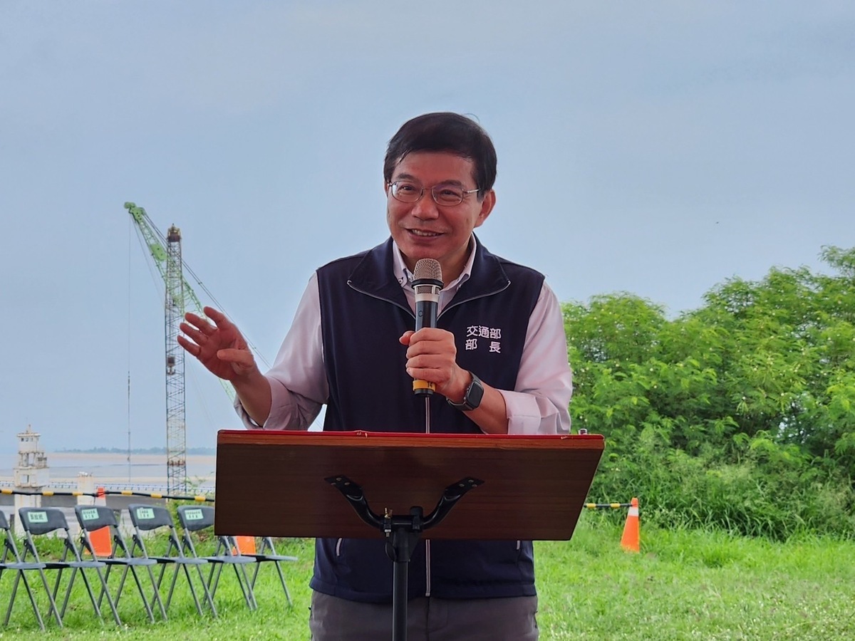 交通部長王國材表示，通車後有近百萬車次通過，成功促進大小金門交通及觀光。 圖：交通部高速公路局／提供