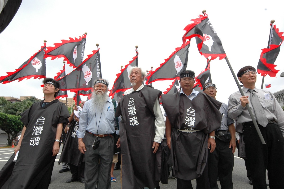 2005年5月19日，林哲夫、史明、戴振耀等人，在總統府前紀念詹益樺殉道16週年獻花行動。 圖：邱萬興攝