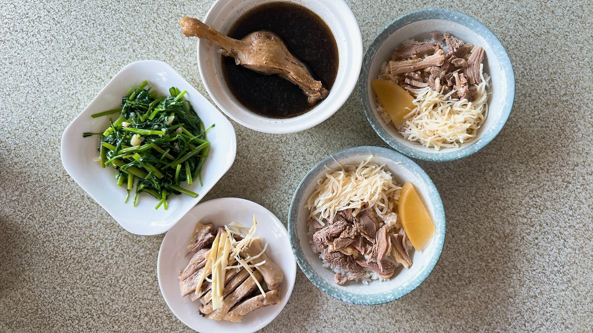 「侯記鴨肉飯」香氣濃郁的當歸鴨肉湯及招牌鴨肉飯。 圖：高雄市觀光局提供