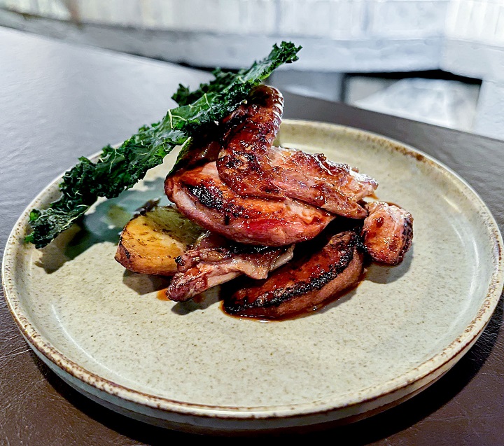 「Apis Grill」以新鮮柴火炭烤製作。 圖：高雄市觀光局提供