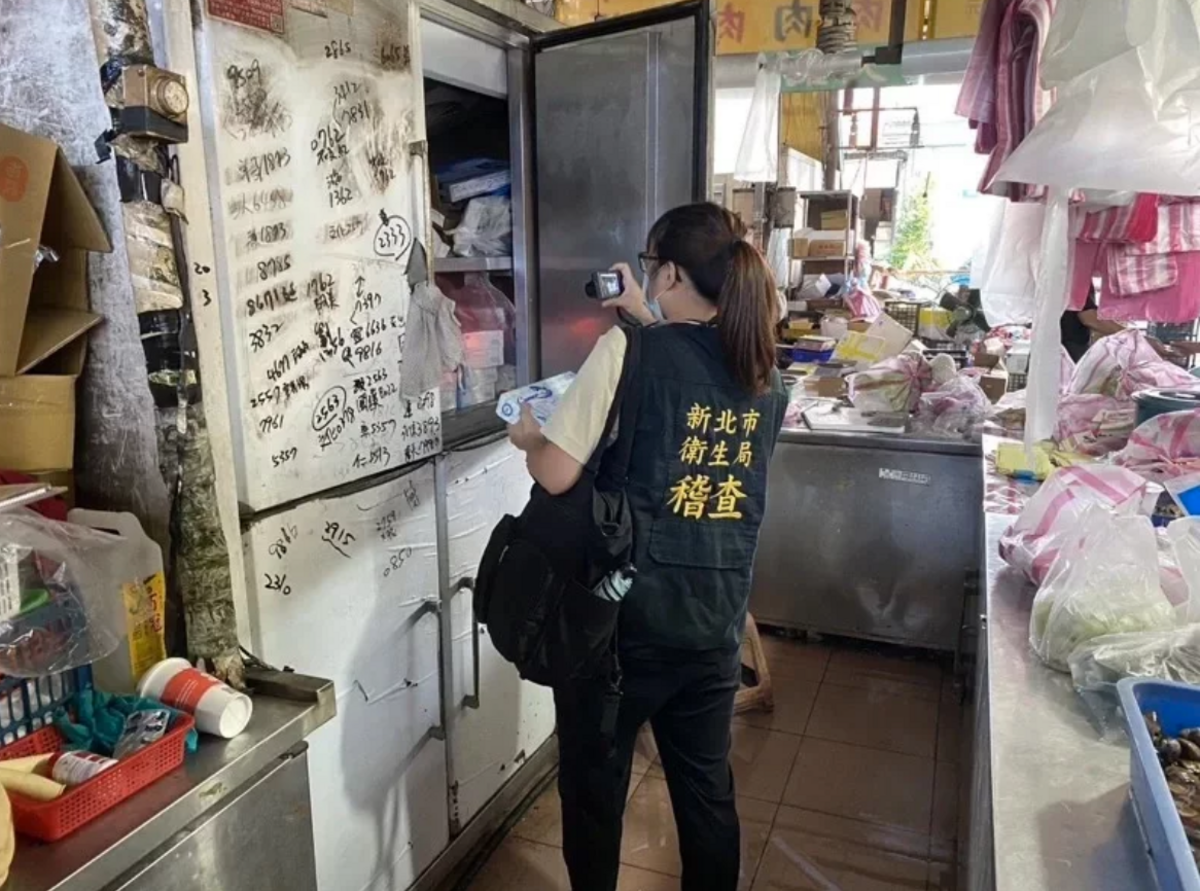新北某攤商近日爆出賣「假羊肉」，以豬代羊販售給顧客，顯示國內的食安問題出現詐欺、假冒問題。消基會呼籲，應公布進口美豬流向。 圖：新北市衛生局／提供
