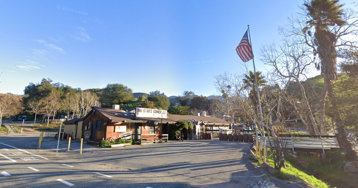槍擊發生在橘郡郊區特拉布科谷（Trabuco Canyon）一間名為「 Cook's Corner」的酒吧兼燒烤餐廳。 圖：擷取自Google地圖