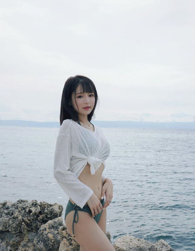 元元擁有日系童顏和E罩杯火辣身材，有著「呆萌女神」外號。 圖：翻攝自IG＠1105ya