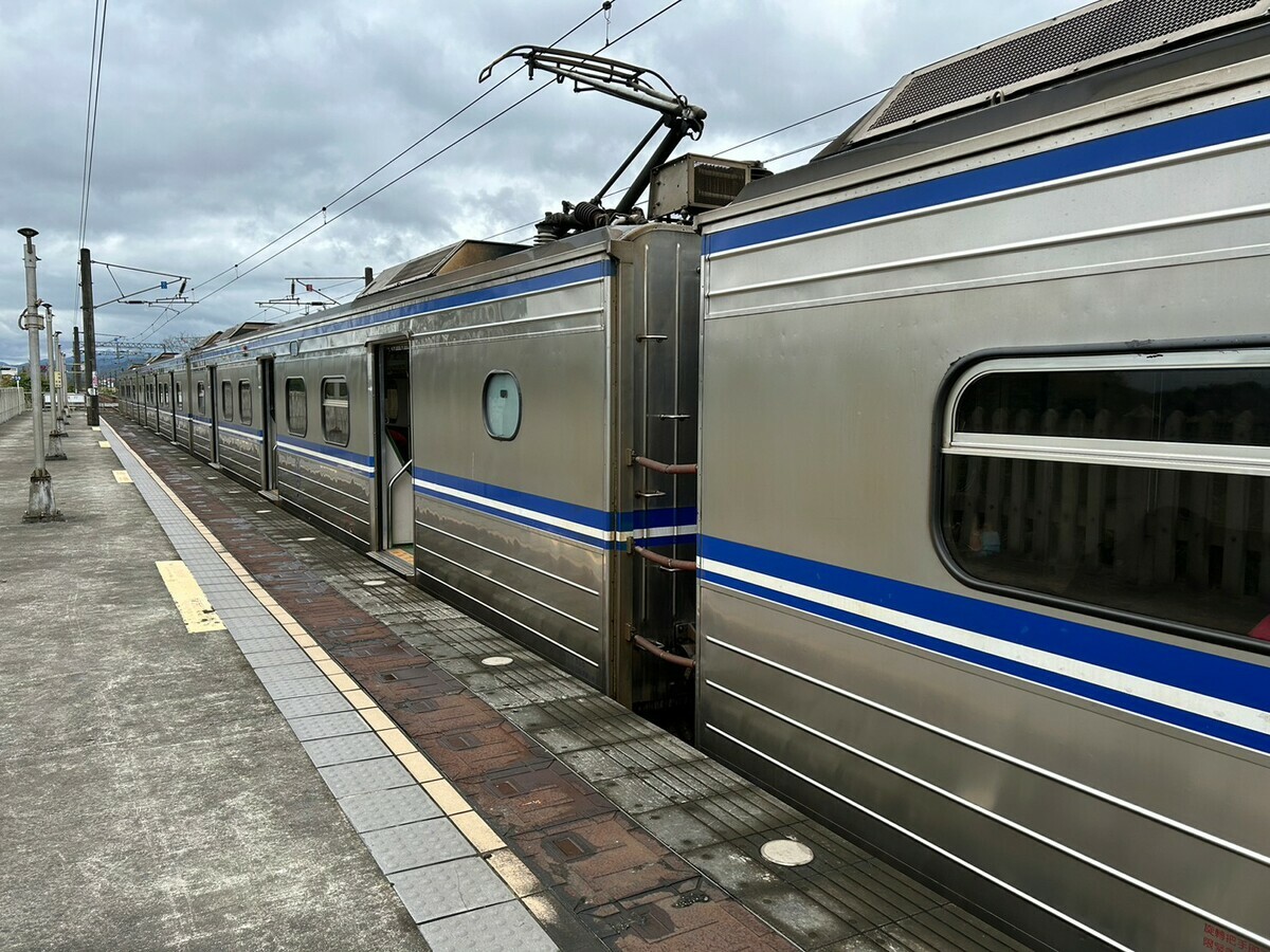 日前EMU600型列車進場保養發現電聯車的馬達固定座有龜裂情形，特檢同型車款，發現共有3輛車有此情形，因此共56輛EMU600型電聯車，將全面停駛。（示意圖） 圖：林岑韋／攝