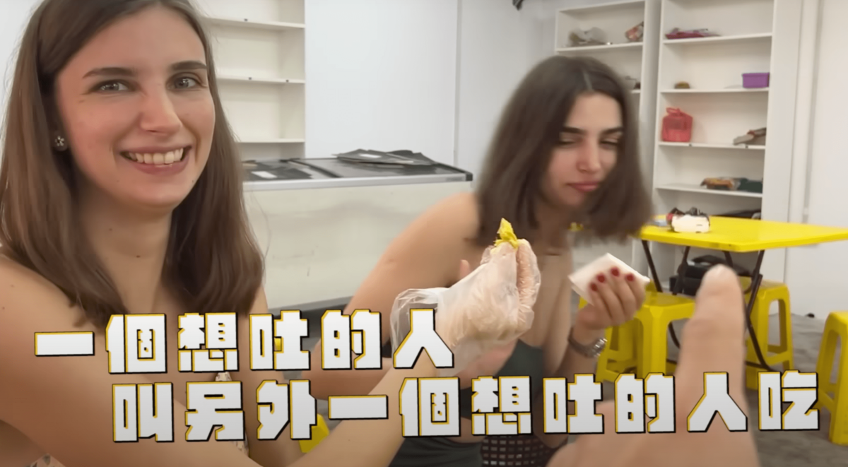 祖雄帶著姐妹倆到馬來西亞的榴槤城，品嚐最貴的榴槤品種，兩人都無法接受。 圖：翻攝自YT/佳娜老師機