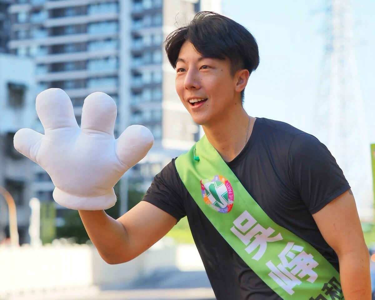 新北市中和區立委參選人吳崢說，要寫一段文字，來解釋為什麼法律沒有規定「立委辦公室的東西一定要立委買」這麼荒謬的題目，都另他感到無比荒謬。 圖：取自吳崢臉書粉專（資料照）。