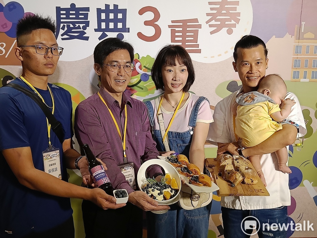 農業部農村發展及水土保持署台中分署及台灣花卉生物技術公司共同輔導台中、苗栗青農種植藍莓推出共同品牌「布魯貝莉」。 唐復年/攝