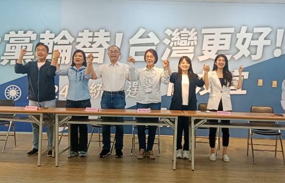 黃昭順(右三) 率五位參選人宣示唯一支持侯友宜。 圖：孫家銘攝