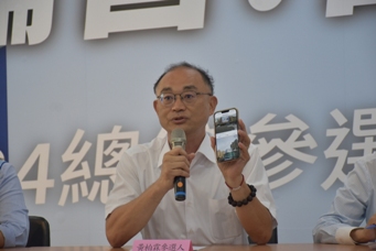 黃柏霖秀出8月2日掛出與侯合體的大看板。 圖：孫家銘攝