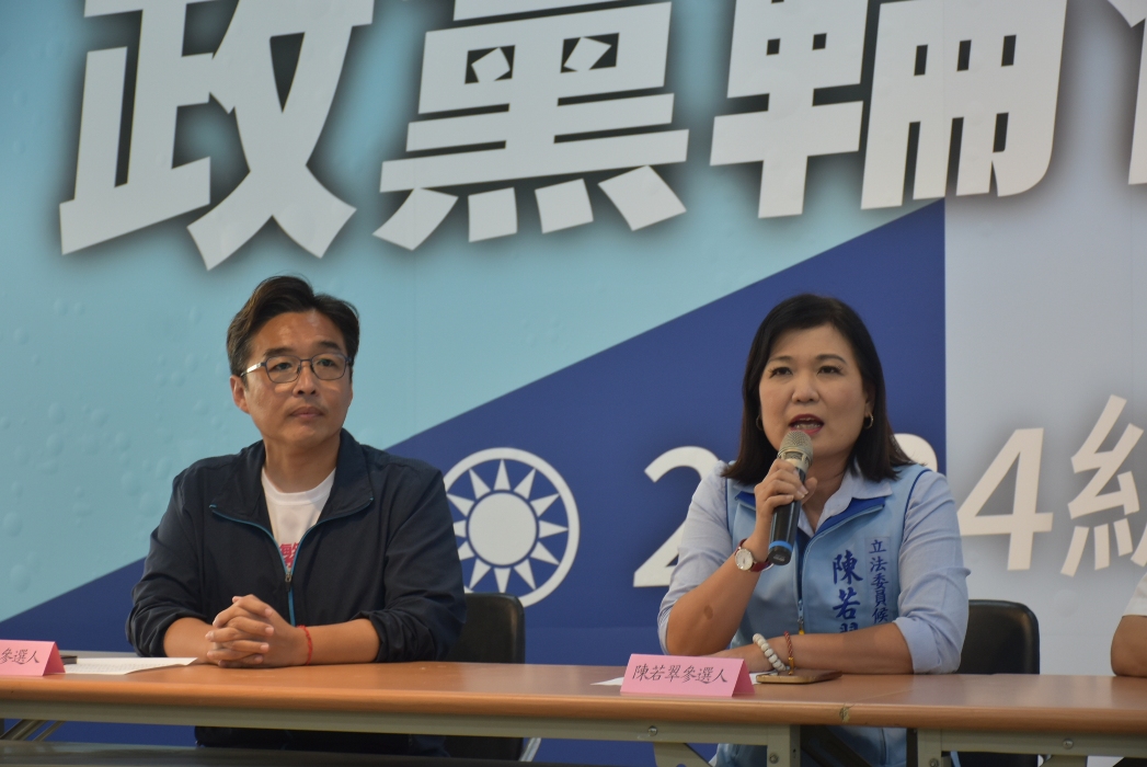 曹桓榮(左)強調下架民進黨是唯一目標，陳若翠(右)表示和侯友宜的合體看板正在設計中。 圖：孫家銘攝（資料照）