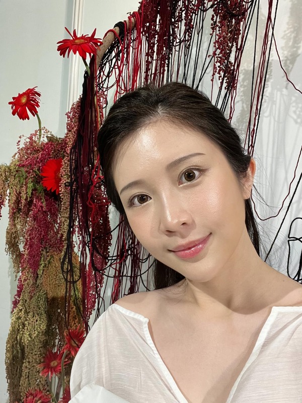 針對賴品妤被質疑演很大，「雞排妹」除批評《中天》在留言板帶風向，並進而分析影片使用的渲染技巧。最後她感嘆「勿忘陳幸妤當年是怎麼被記者騷擾的。」 圖：擷取自臉書「鄭家純」