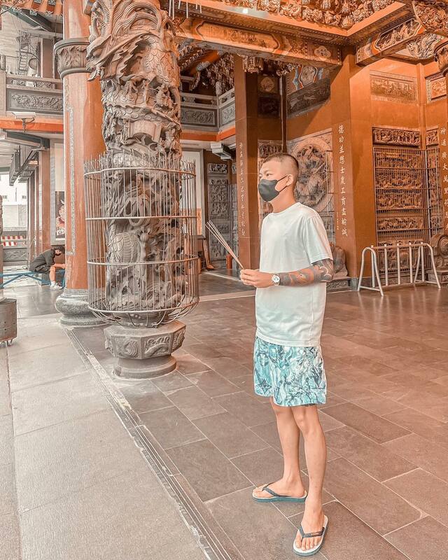 鳳梨近來不斷因詐騙案底遭到攻擊，近日他再次找到被害人阿嬤，正式到靈前上香。 圖：翻攝自FB/鳳梨 吳泓逸