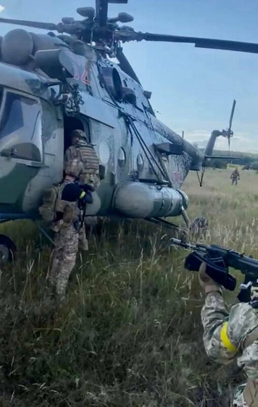 俄羅斯 Mi-8 直升機，在烏克蘭國防部情報總局（GUR）特別行動中，被烏軍所俘獲。 圖：翻攝自 OSINTtechnical X 帳號