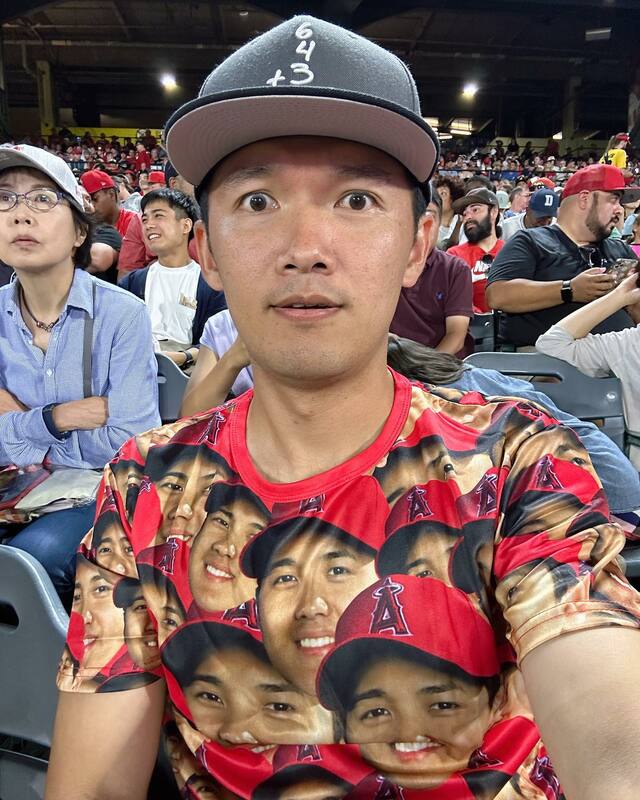 台南Josh月初曾穿著大谷翔平T恤到現場看球，沒想到如今傳出停賽消息。 圖：翻攝自FB／台南Josh