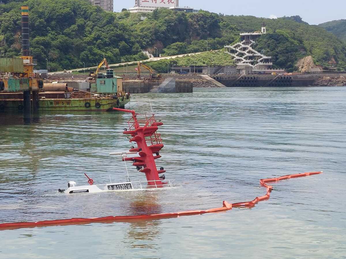 馬祖福澳港拖駁船「台港13302號」疑似因為與新台馬輪碰撞，發生沉船事故。 圖：翻攝李問臉書