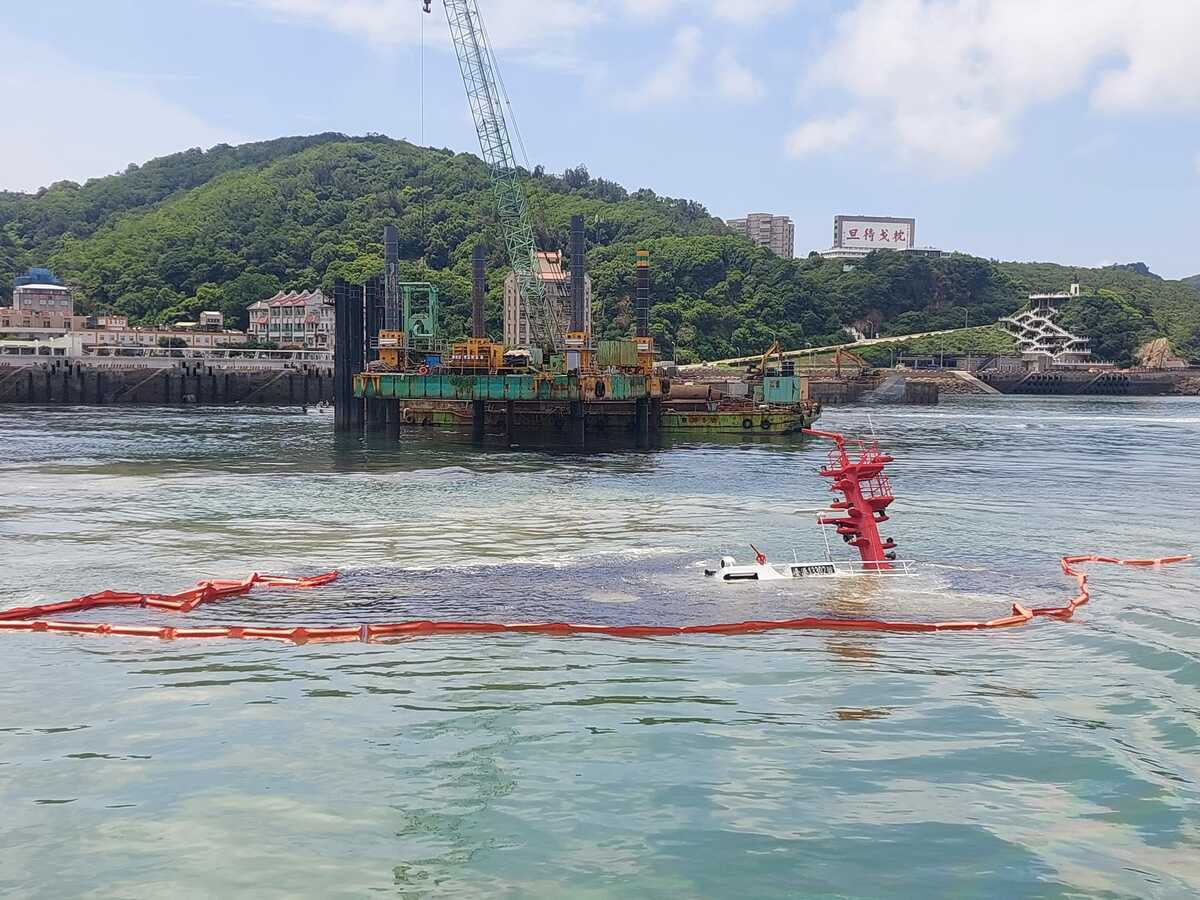 馬祖福澳港拖駁船「台港13302號」疑似因為與新台馬輪碰撞，發生沉船事故。拖船沉沒處有油汙情事，已拉起攔油索圍阻。 圖：翻攝李問臉書
