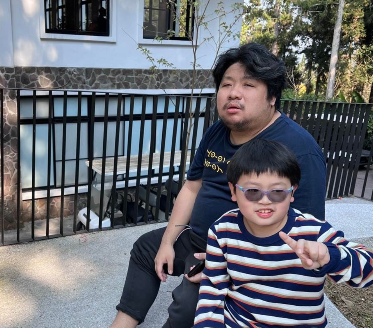 「亞洲統神」與妻子003結婚後，陸續生下兒子晨晨、小衡、澤澤，家庭美滿。 圖：翻攝自IG＠godtoneasia