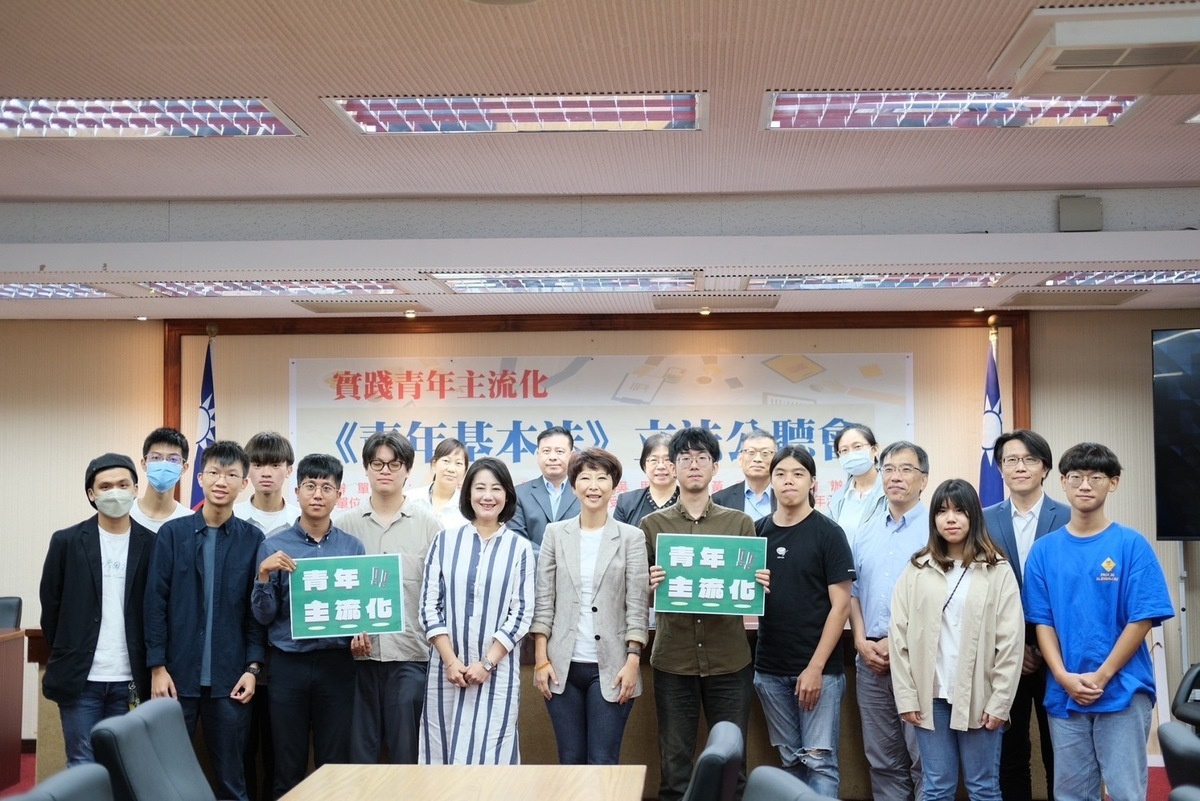 陳亭妃與吳思瑤立委辦公室主辦「實踐青年主流化--《青年基本法》立法公聽會 」。 圖：台灣智庫提供