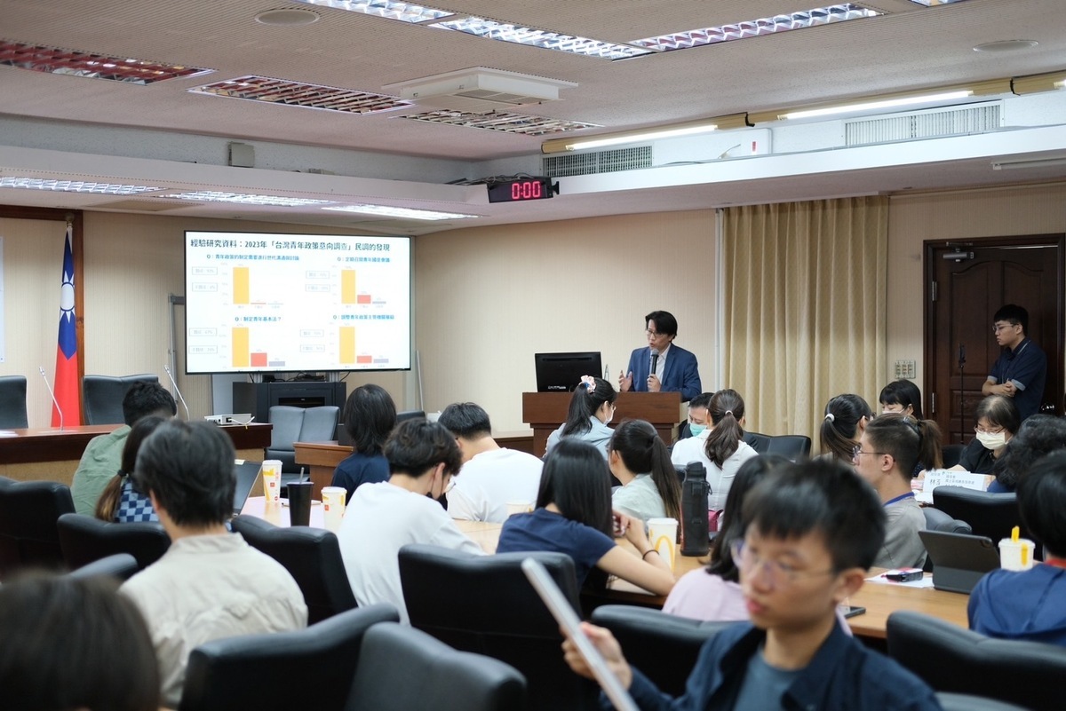 「實踐青年主流化--《青年基本法》立法公聽會 」，學者、青年代表發表論述意見。 圖：台灣智庫提供
