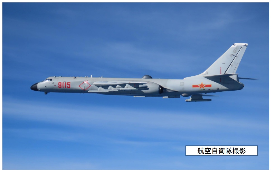 日本防衛省統合幕僚監部通報，25日監控到2架中國解放軍轟-6轟炸機穿過沖繩本島和宮古島之間水域進入太平洋。 圖：翻攝mod.go.jp