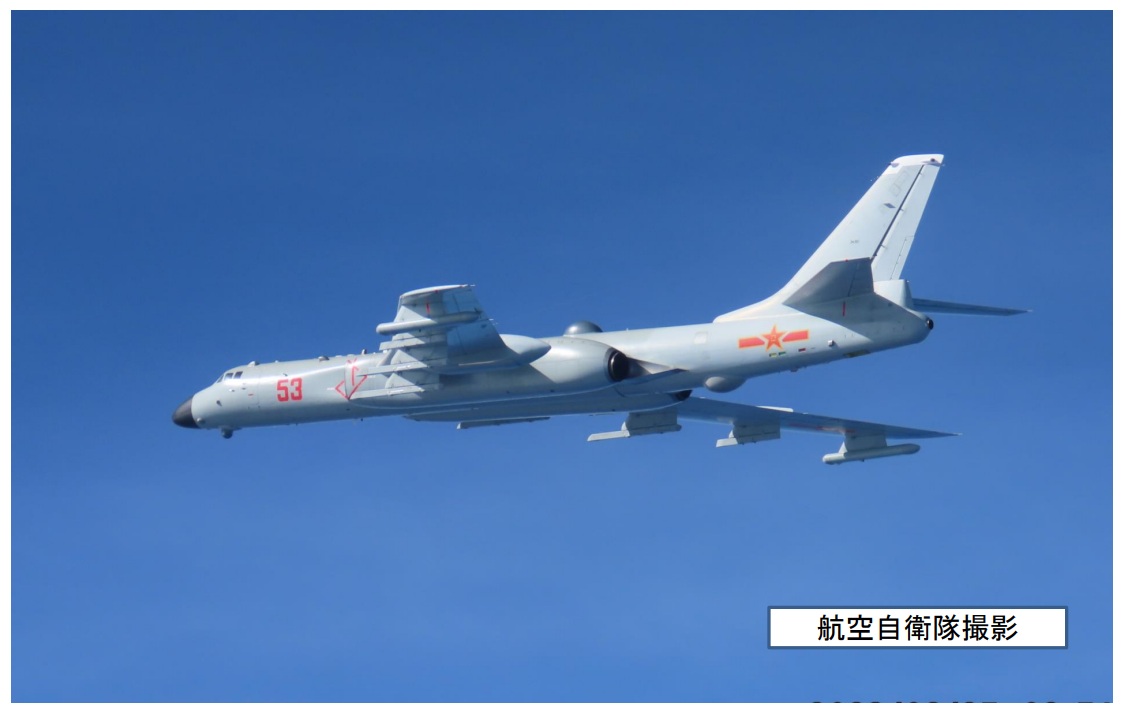 日本防衛省統合幕僚監部通報，25日監控到2架中國解放軍轟-6轟炸機穿過沖繩本島和宮古島之間水域進入太平洋。 圖：翻攝mod.go.jp