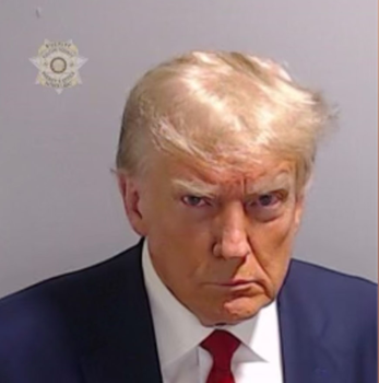 美國前總統川普（Donald Trump）近期成為美國歷史上第一位被拍嫌犯大頭照的前總統，這張大頭照迅速被川普陣營與川普支持者製作成各項主題周邊產品。圖為川普在獄中拍下的嫌犯大頭照。 圖：翻攝自環球網