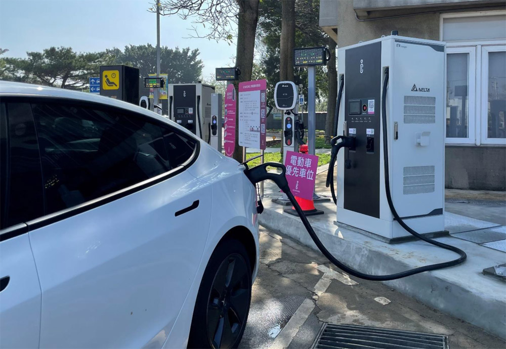 隨著近期國內電動汽車數量呈現顯著的倍數成長，對於各交通運輸節點的充電需求益增，因此高公局計畫在113年8月前完成建置所有服務區電動車快充站。 圖：取自交通安全路口網（資料照）