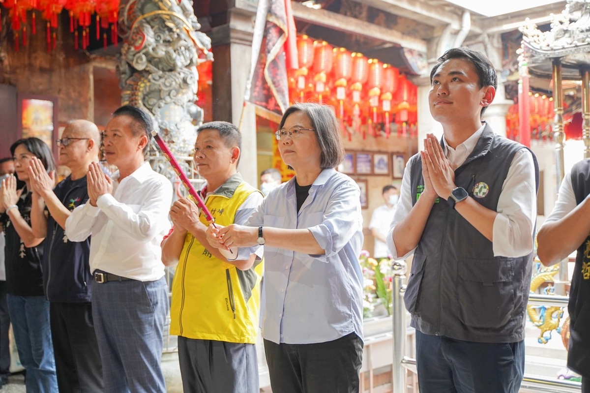 總統蔡英文參拜竹崎真武廟。 圖：陳冠廷競選辦公室提供