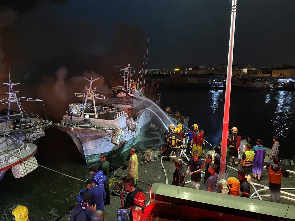 東港鎮海濱國小附近漁船火警，2艘漁船火勢已撲滅。 圖：民眾提供