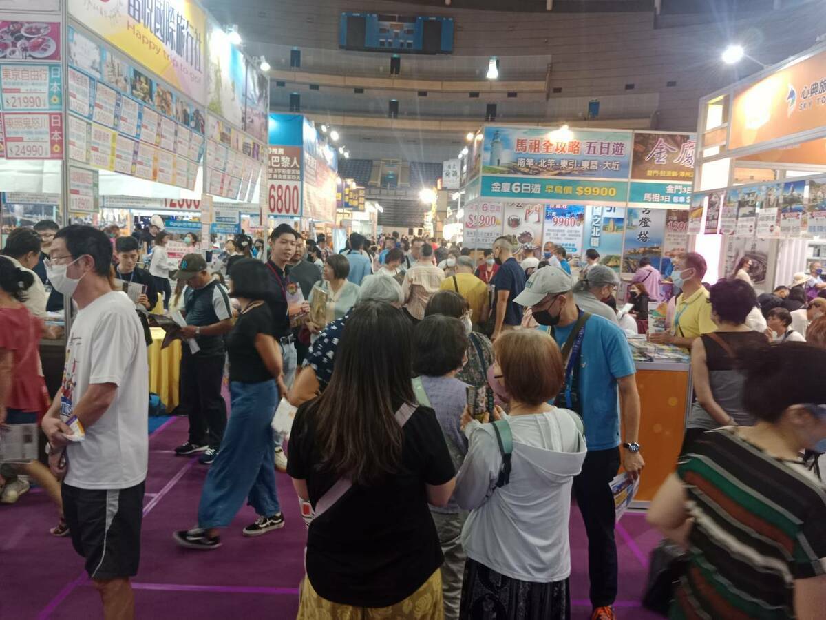 高雄巨蛋國際旅展首日即擠進滿滿人潮。 圖：孫家銘攝