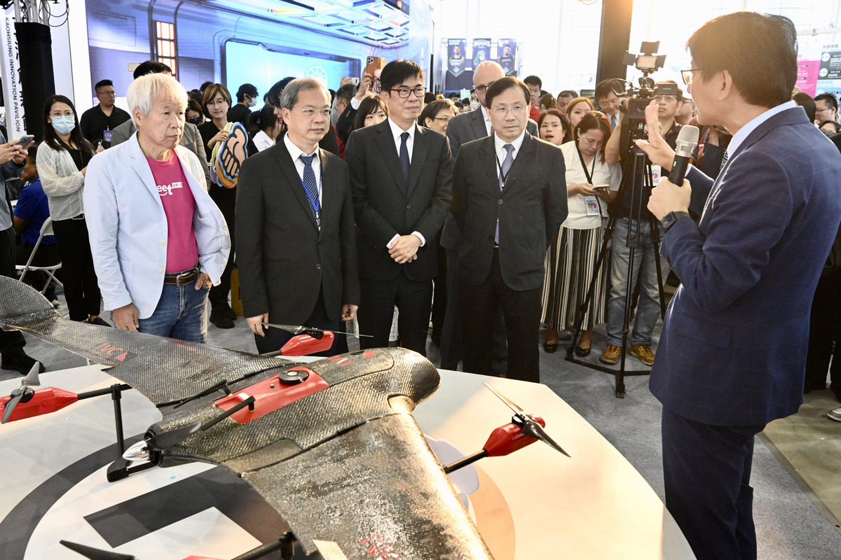 陳其邁(左三)巡視參展攤位。 圖：高雄市政府提供