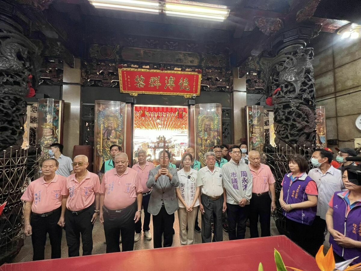 民進黨總統參選人賴清德與立委第三選區參選人謝子涵今日到台中潭雅神三處地方信仰中心參香。 圖: 翻攝自大雅永興宮臉書