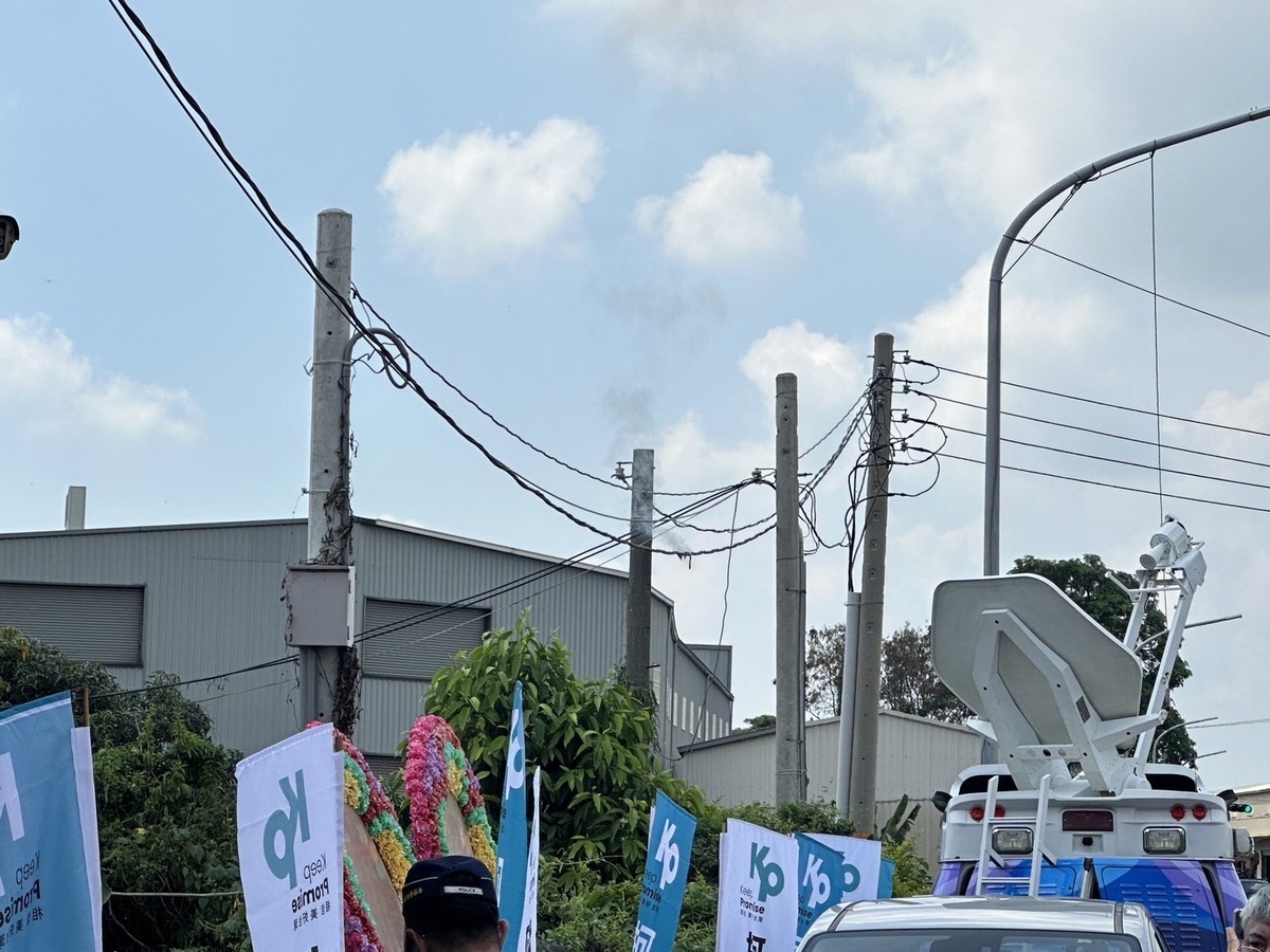 柯文哲今日至嘉義選舉造勢，該場地餐廳 1 戶發生停電，台電初判因場地外接使用大型音響燈光設備，造成用電超載、接戶線燒損引起。 圖: 台電提供