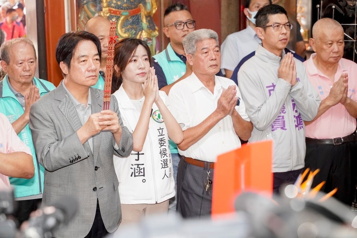 賴清德、謝子涵一同上香祈福。 賴清德競選辦公室/提供