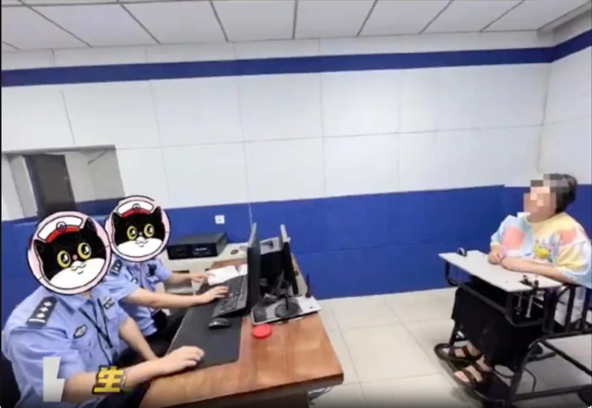 中國西安一名劉姓嫌犯在網路上散佈不實言論，吸引民眾至其店舖購買鹽巴，遭警方逮捕並處以行政處罰。 圖：翻攝自北京日報