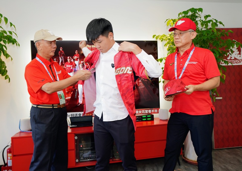 中華職棒味全龍隊球團26日宣布與季中選秀第1指名選手劉俊緯（中）等人完成簽約，劉俊緯拿下簽約金新台幣520萬元，另有激勵獎金80萬、一軍月薪9萬。 圖：中央社/味全龍隊提供