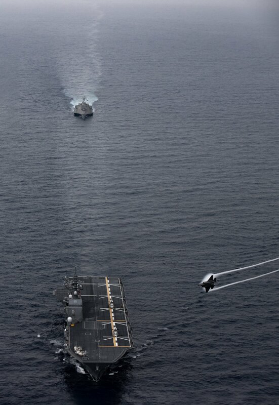 美日澳菲南海聯合軍演。圖前方為日本航艦化的直升機護衛艦「出雲號」、澳洲空軍F-35A，後方為美軍瀕海戰鬥艦「莫比爾號」 圖：翻攝「X」@hqjoc