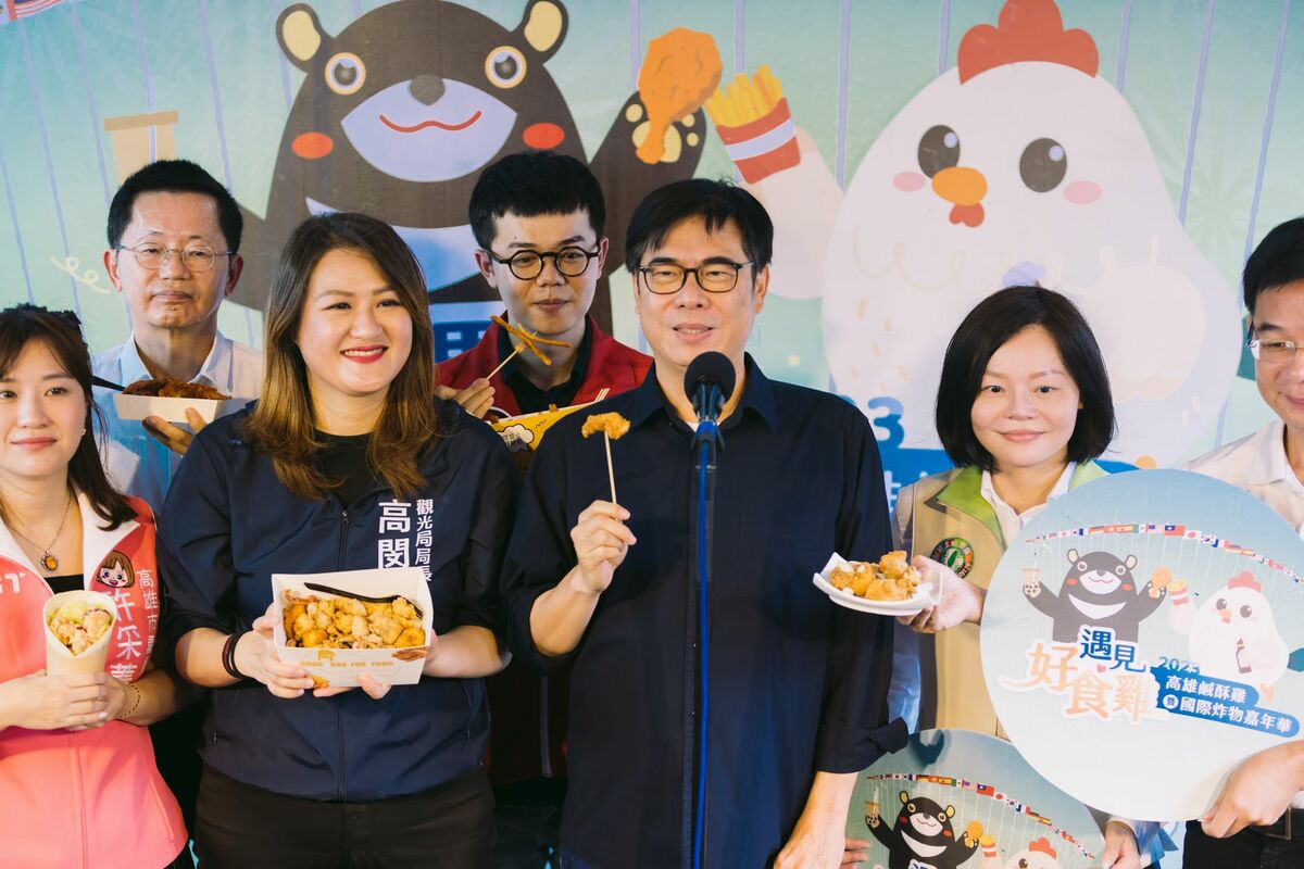 陳其邁(右三)熱邀民眾享受最邪惡美味。 圖:高雄市政府提供