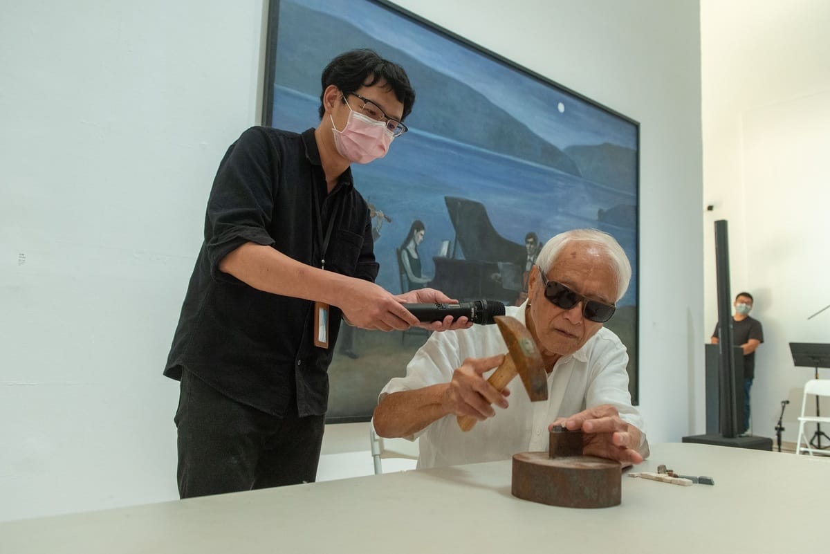 90高齡的陳景容(右)展示馬賽克技法。 圖：高雄市立美術館提供