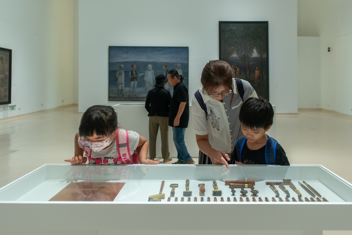 小朋友也專心觀看陳景容作品。 圖：高雄市立美術館提供