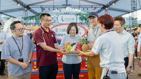 圖為中華文化總會、農業部與日台交流協會共同舉辦的台日水果夏祭，8月26日在總統府前凱道登場，蔡英文（左3）特別撥空到現場品嚐，與陳吉仲（左2）同台。 圖：翻攝自蔡英文粉專