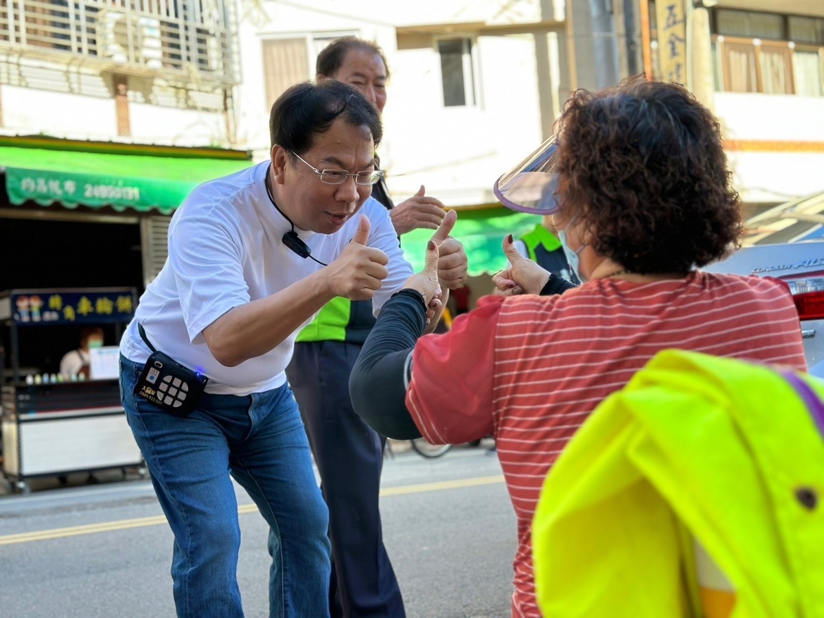 謝志忠到東勢市場拜票。 圖：謝志忠服務處／提供