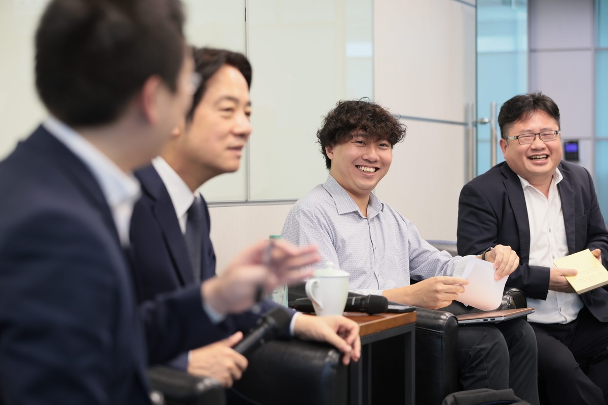矢板明夫（右一）表示，當前部份總統候選人對兩岸議題的態度模糊，讓國際媒體難以清晰地介紹他們的對中政策。 圖：賴清德臉書