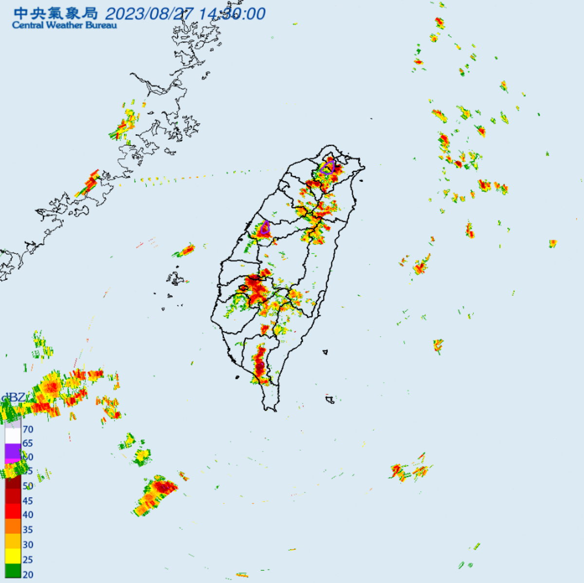 中央氣象局針對「台中市」發布大雷雨即時訊息，持續時間至15時45分止。「台北市、新北市」也發布大雷雨即時訊息，持續時間至15時00分止。 圖：翻攝自中央氣象局官網