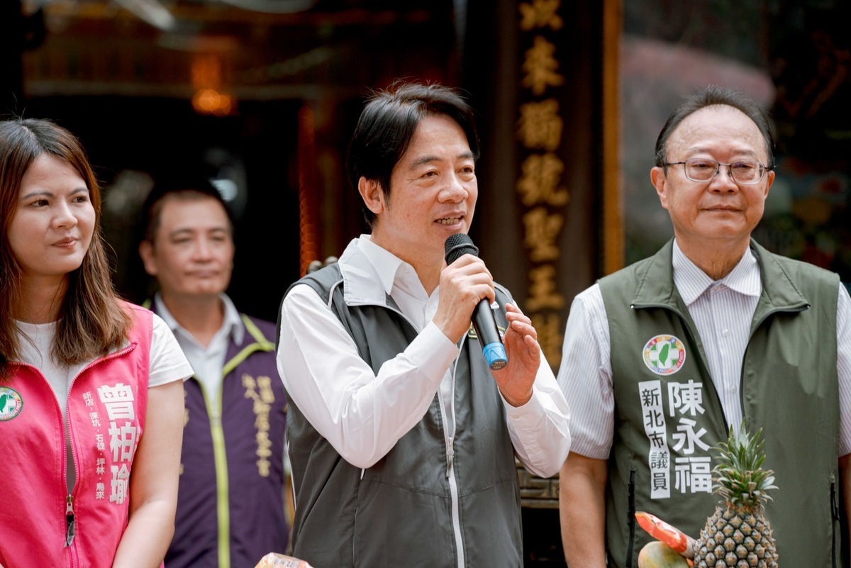 民進黨總統參選人賴清德今赴新店太平宮參香，輔選曾是318運動領袖之一的新北市立委參選人曾柏瑜。 圖：賴清德競選辦公室 / 提供