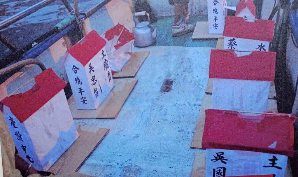 中元普渡前一天放的水燈上特別書寫八大首頭名字。 圖：財團法人小港龍湖廟提供